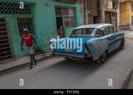 La vibrante blu brillante splendidamente weathered classic American automobile disponibile per un tour della città intorno a La Habana, Havana, Cuba. Foto Stock