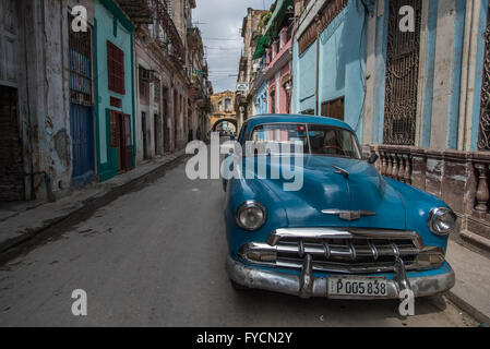 La vibrante blu brillante splendidamente weathered classic American automobile disponibile per un tour della città intorno a La Habana, Havana, Cuba. Foto Stock