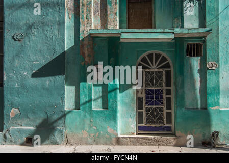 Tipici esempi di strade Cubane, architettura e facciate. Splendidamente weathered e vibrante vernice. Vecchia Havana, Cuba Foto Stock