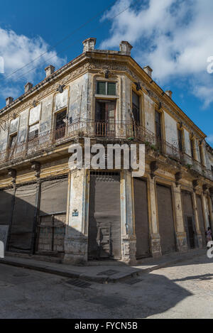 Tipici esempi di strade Cubane, architettura e facciate. Splendidamente weathered e vibrante vernice. Vecchia Havana, Cuba Foto Stock