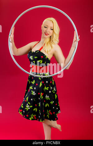 Bella, bellezza, coperchio, danza, ballerina, dancing, cerchi, hoop, animatore, intrattenimento, moda, bionda, retrò, 50s, 1950s Foto Stock