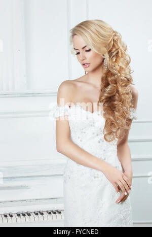 Ritratto di sposa con blocchi lunghi. In un abito bianco. Foto Stock