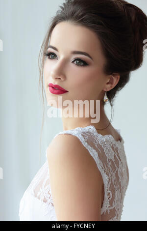 Ritratto di sposa di close-up, rosso labbra opaca. Foto Stock