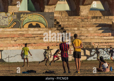 La gente del posto godendo di un gioco del calcio bagnata nella prima serata la luce. L'Avana, Cuba Foto Stock