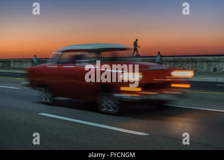 Vivace colore rosso brillante splendidamente mantenuta classic American Automobile con autista dando un tour della città intorno a La Habana, Havana, Cuba. Foto Stock