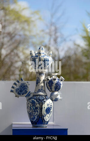 Visualizzazione di Delft Blue tulip vasi a Keukenhof, uno del mondo i famosi giardini di fiori in Lisse, South Holland, Paesi Bassi. Foto Stock