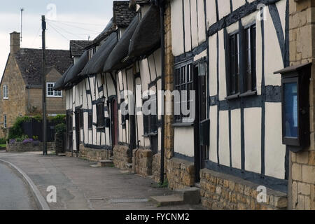 Fila di cottage con il tetto di paglia sulla High Street a Mickleton, Gloucestershire, Inghilterra, Regno Unito. Foto Stock