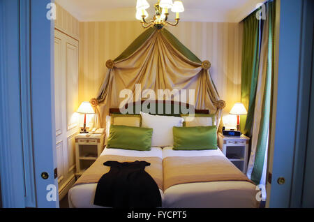 Lussuoso stile impero hotel camera con un little black dress preparato sul letto per un lussuoso night out a Parigi Foto Stock