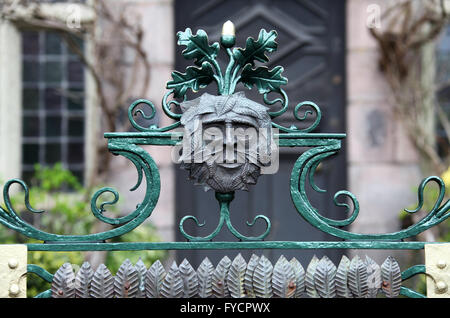 Il gate del xvii secolo Greystones House di porro con una decorazione verde viso uomo. Foto Stock