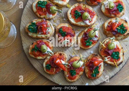 Pinchos, tapas, spagnolo tartine, party finger food Foto Stock