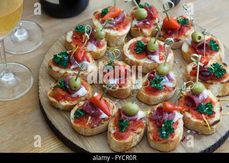 Pinchos, tapas, spagnolo tartine, party finger food Foto Stock