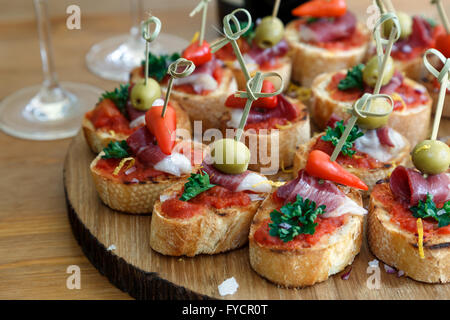 Pinchos, tapas, spagnolo tartine, party finger food Foto Stock