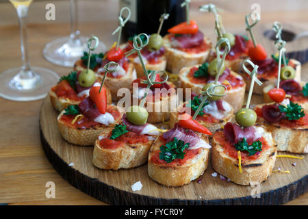 Pinchos, tapas, spagnolo tartine, party finger food Foto Stock