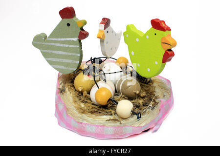 Legno uovo di pasqua decorazione con pulcini e uova isolato su bianco Foto Stock