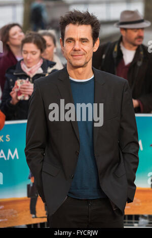 Londra, Regno Unito. Il 25 aprile 2016. Il regista Tom Tykwer arriva per il Regno Unito premiere del film un ologramma per il re al BFI Southbank. Foto Stock