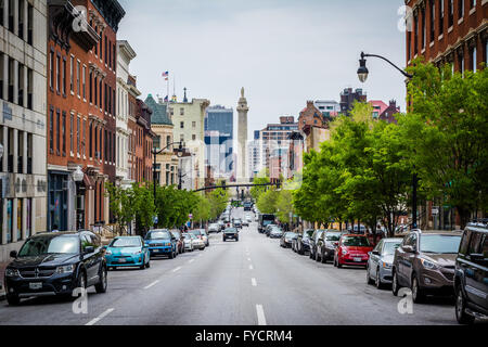 Charles Street e il Monumento a Washington a Mount Vernon, Baltimore, Maryland. Foto Stock