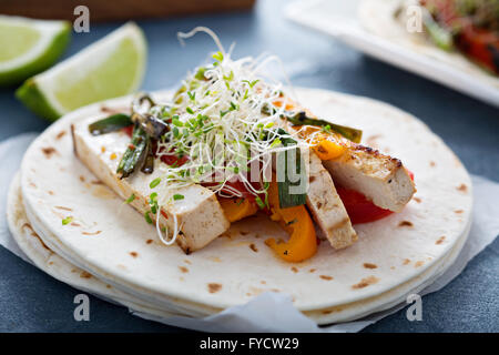Vegan tacos con tofu alla griglia e verdura Foto Stock