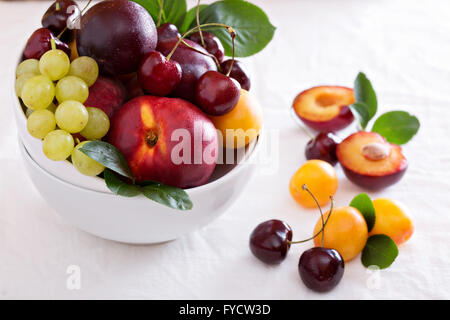 Frutta estiva in una ciotola Foto Stock
