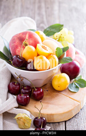 Frutta estiva in una ciotola Foto Stock