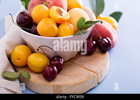 Frutta estiva in una ciotola Foto Stock