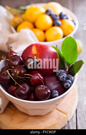 Frutta estiva in una ciotola Foto Stock