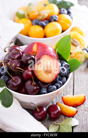 Frutta estiva in una ciotola Foto Stock