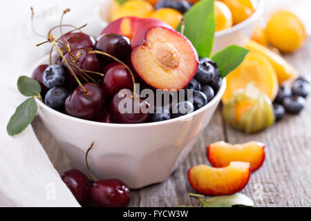 Frutta estiva in una ciotola Foto Stock