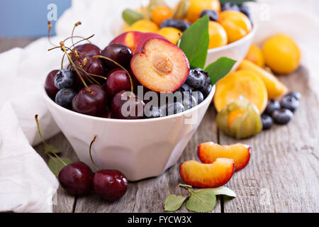 Frutta estiva in una ciotola Foto Stock