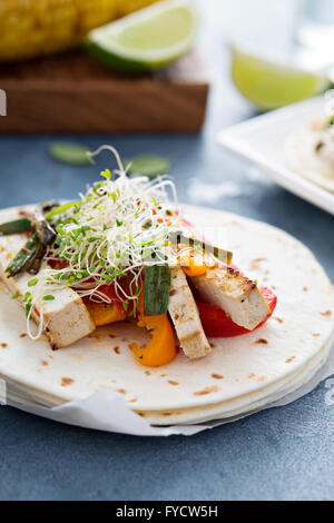 Vegan tacos con tofu alla griglia e verdura Foto Stock