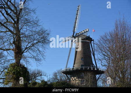 Alkmaar, Paesi Bassi - 27 Marzo 2016: mulino con cielo blu in Alkmaar Foto Stock