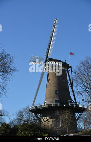 Alkmaar, Paesi Bassi - 27 Marzo 2016: mulino con cielo blu in Alkmaar Foto Stock