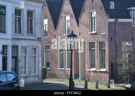 Alkmaar, Paesi Bassi - 27 Marzo 2016: bel canale di Alkmaar con cielo blu Foto Stock