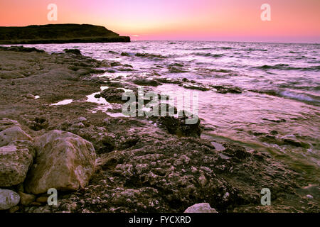 Bellissima alba sulla superficie del mare di Foto Stock