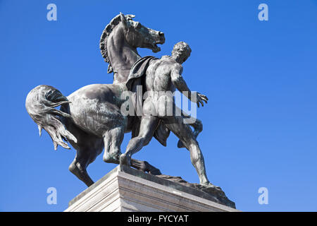 Statua in bronzo del cavallo tamer situato vicino al parlamento austriaco edificio in Vienna. Essa è stata progettata e realizzata da J. Lax in Foto Stock