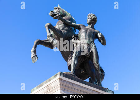 Cavallo di bronzo tamer situato vicino al parlamento austriaco edificio in Vienna. Essa è stata progettata e realizzata da J. Lax in 1897 e 1900 Foto Stock