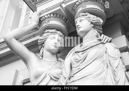 Cariatide. Le statue di due giovani donne in forma eleganti colonne di supporto di un portico, Josefsplatz, Vienna. Foto in bianco e nero Foto Stock