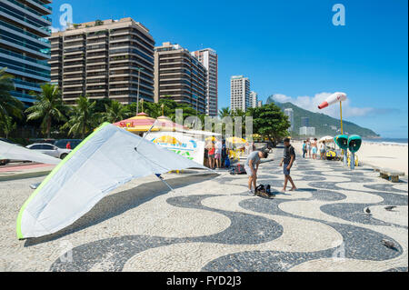 RIO DE JANEIRO - MARZO 19, 2016: deltaplani attendere per lo smantellamento accanto alla spiaggia di Sao Conrado. Foto Stock