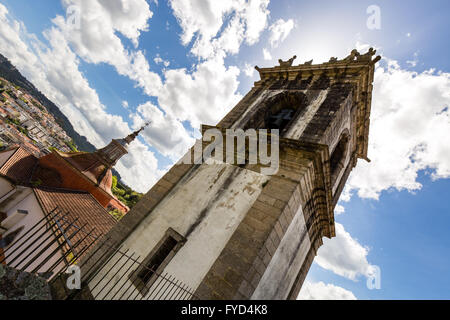 Vista posteriore della torre della chiesa Igreja de São Gonçalo', Amarante, Portogallo. Foto Stock
