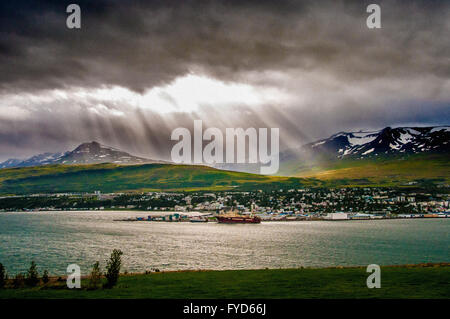 Il porto di Akureyri e Eyjafjörður - il fiordo più lungo in Islanda. Foto Stock