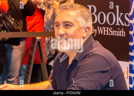 Paul Hollywood Celebrity aspetto a W.H. Smith libro firma evento, UK. Foto Stock