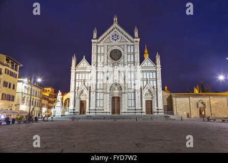 Basilica di Santa Croce - la principale chiesa francescana di Firenze, Italia di sera Foto Stock