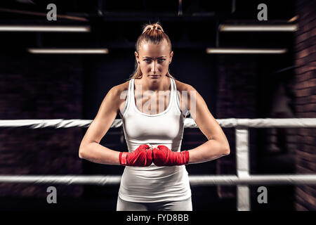 Ragazza boxer a pugni con bendaggio rosso pronto per la lotta Foto Stock