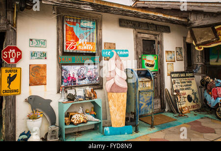 Rigenerate le merci in un negozio di seconda mano in Florida Foto Stock