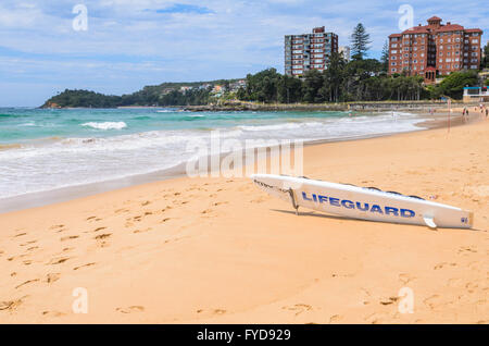 Bagnino di salvataggio sulla scheda di Manly Beach, Sydney. Foto Stock