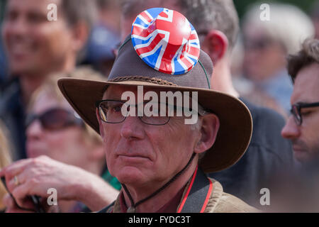 Windsor, Regno Unito. Xxi Aprile, 2016. Un uomo che indossa una Unione Jack top hat attende il 21-gun omaggio per la regina il novantesimo compleanno. Foto Stock