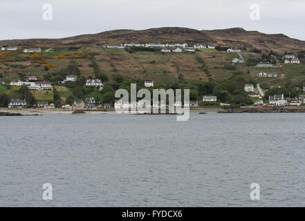 Case bianche nella contea di Donegal su una collina che si affaccia sul porto nel villaggio Gaeltacht di Leabgarrow sull'isola di Arranmore, Irlanda. Foto Stock