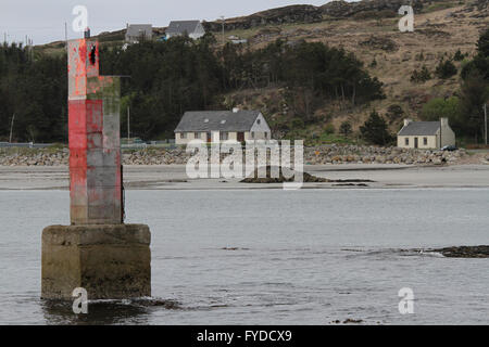 Marcatore di canale su approccio al Arranmore - la più grande isola abitata in County Donegal Irlanda. Foto Stock