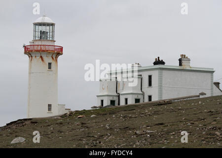 Il faro e luce vicina dépendance a Rinrawros punto su Arranmore, County Donegal, Irlanda Foto Stock