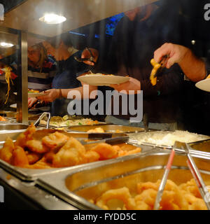 Persone che serve loro stessi a un Buffet Cinese ristorante nel quartiere di Soho a Londra, Inghilterra Foto Stock