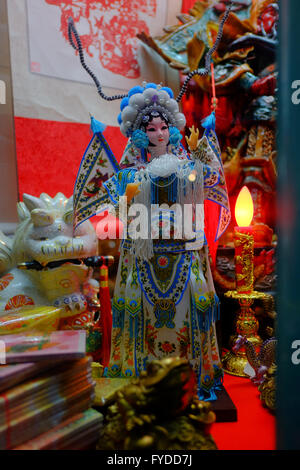 Bambole cinesi e statue in vetrina a Chinatown, Soho, Londra Foto Stock